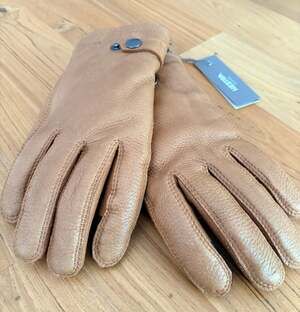 Hestra Sport Classic leather gloves in natural tan. Size 8. New with tags.